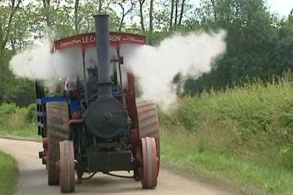 Je siffle comme une vieille locomotive. J'ai un gabarit de moissonneuse batteuse. J'ai plus de 100 ans. Qui suis-je?  Une "routière", ou si vous préférez, un très très vieux tracteur agricole qui a vu le jour au tout début des années 1900. Ce week-end, j'étais la reine du Festi'vapeur de Chassenard.