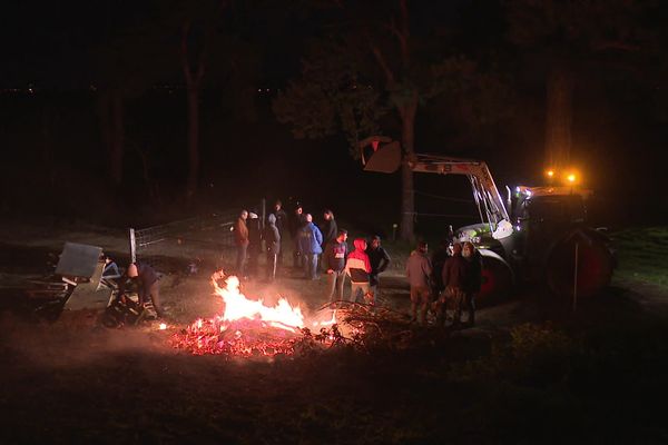 Manifestation d'agriculteurs le 16 décembre 2021 en Ille-et-Vilaine. Des "feux de la colère" allumés dans une dizaine de lieux.