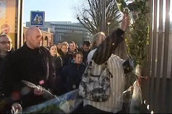 Des fleurs ont été déposées là où le corps de Sylvain a été retrouvé sans vie.