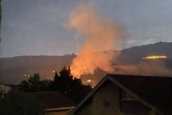 Le feu d'une ferme agricole à Crolles.