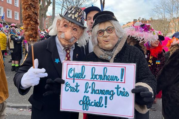 Au Carnaval de Dunkerque 2023, Léon et Yolande sont prêts pour le célèbre lancer de harengs.