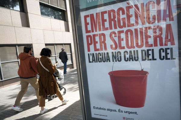 Barcelone (Espagne) - des affiches pour sensibiliser les habitants et les touristes aux économies d'eau alors que la Catalogne est en état d'urgence sécheresse depuis des mois - 2024.