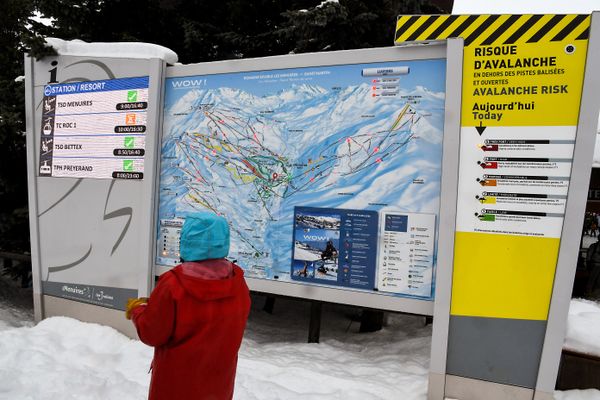 Une alerte de risque d'avalanche maximal sur la station des Menuires en janvier 2018.