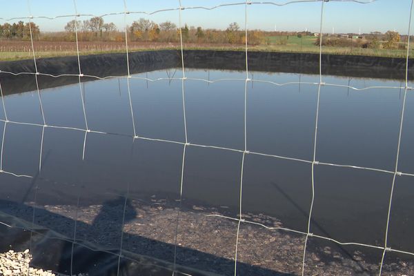 Les riverains de Vars se plaignent des odeurs générées par ce bassin de décantation des boues industrielles de la papeterie Thiollet. 