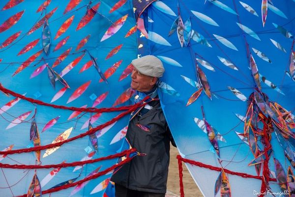 Michel Gressier, plasticien du vent à Tours, avant l'envol de ses "Navettes" 2 nouveaux cerfs-volants au festival  Artevento à Cervia en Italie