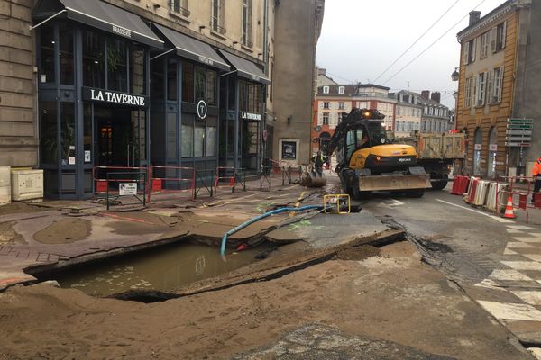 Samedi 2 décembre, dans le centre-ville de Limoges, à proximité de la place Denis Dussoubs, une grosse canalisation a rompu à cause du froid.