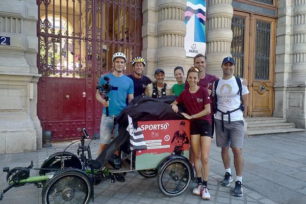 L'équipe de Sport 50 au grand complet au départ de Paris. Nicolas Vandelelsken et Julia Harnie à la course,  Damien Guidec et Jerome Habasque qui les accompagnent en vélo et les petites mains qui organisent les rencontres avec les clubs sportifs.