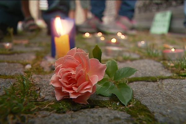 La cinquantaine de manifestants se sont retrouvés devant le commissariat de Besançon en fin d'après midi, ce mardi 30 juillet.