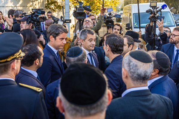 Gérald Darmanin lors d'une visite ce mercredi 11 octobre aux côtés du ministre de l'Éducation nationale Gabriel Attal, devant l'école privée juive Ozar Atorah à Sarcelles (Val-d'Oise).