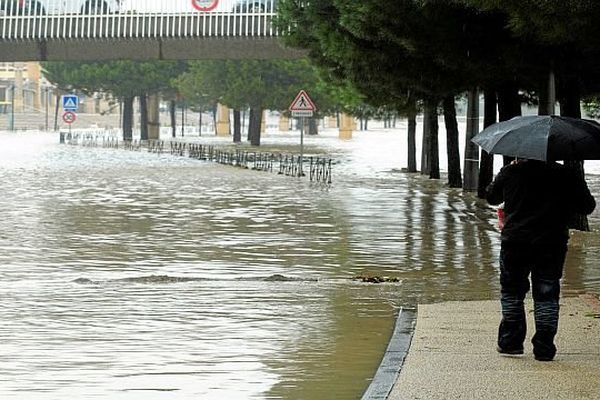 Montpellier - pluie sur le Lez et inondations devant le Conseil régional du Languedoc-Roussillon - 2013.