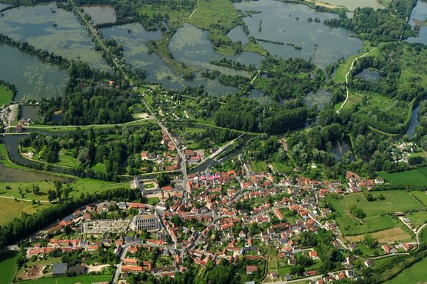 Le village de Long, niché au cœur de la vallée de la Somme, fut un haut lieu de l'extraction de la tourbe au XIXe siècle.