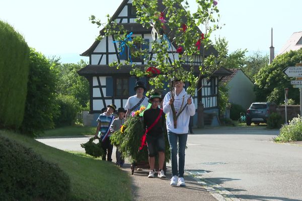 Le cortège du Pfingstedreck à Hohwiller.