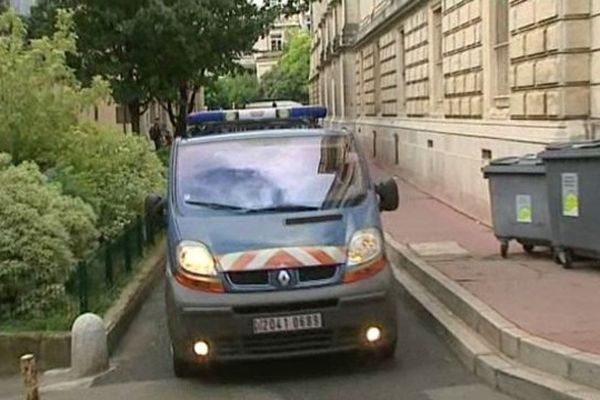 Montpellier - le fourgon transportant le meurtrier présumé de Thomas Laché arrive au palais de justice - 20 juin 2013.