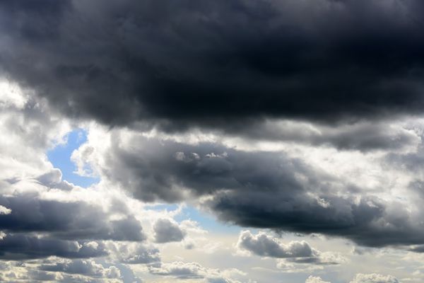 Nuages nombreux et brumes locales en matinée puis éclaircies dans l'après-midi