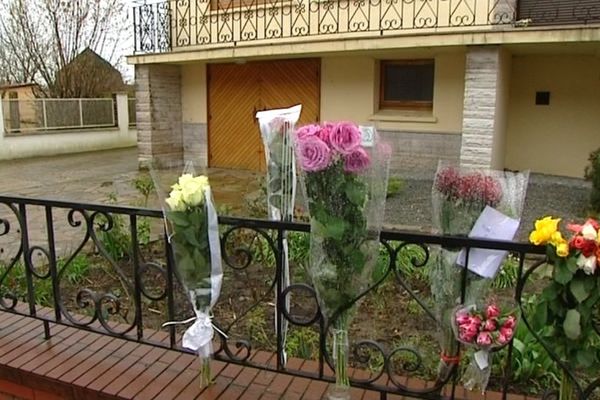 Quelques bouquets de fleurs devant la maison de la famille d'Antoine Dupont.