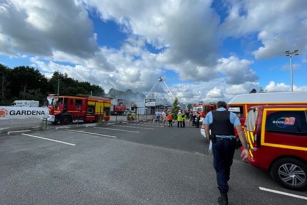 Six lances ont été déployées pour lutter contre le feu.