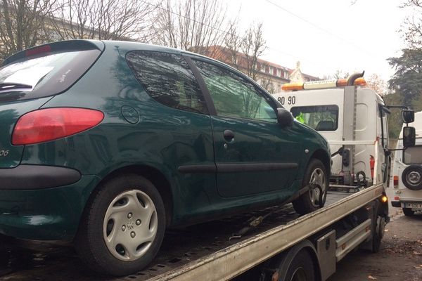 Une dépanneuse emmène cette voiture qui a fini sur le côté devant le lycée Michelet à Nantes, le 5 décembre 2018