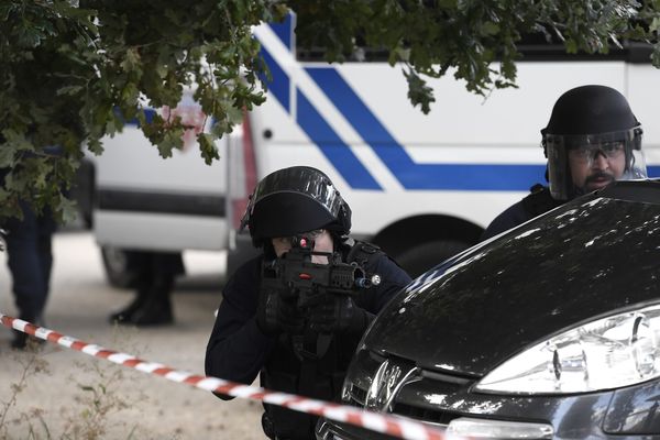 Simulation d'une opération du RAID et de la police. 