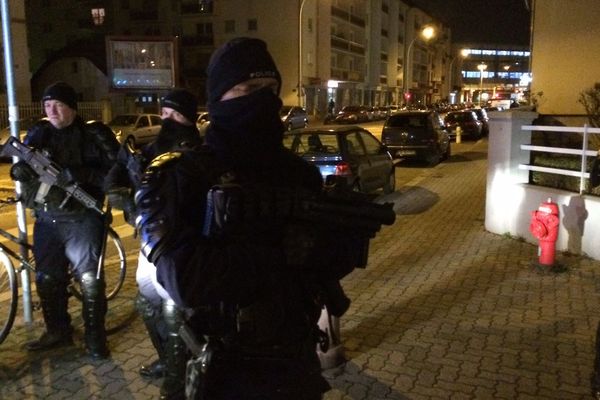 Les forces de l'ordre au coeur du quartier du Neudorf, rue du Lazaret, où a été abattu Chérif Chekatt, peu après 21h.