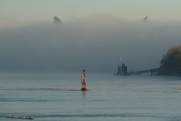 Photo prise depuis les bords de Garonne au niveau de la Place de la Bourse à Bordeaux, au loin dans le brouillard les piles du nouveau Pont Chaban-Delmas (8H30 le 12/11/2012)