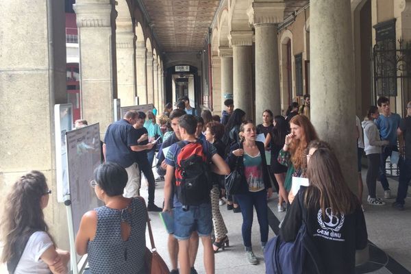 Les lycéens découvrent les résultats du bac au lycée Champollion à Grenoble.