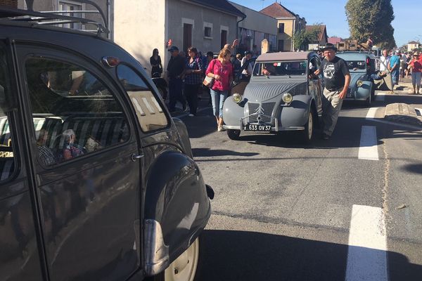 Pour participer au Grand Embouteillage à Lapalisse, il faut venir avec une voiture d'époque, et en tenue !