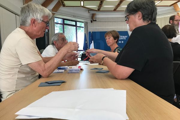 Dépuillement dans un bureau de vote aux Herbiers en Vendée, le dimanche 30 juin 2024