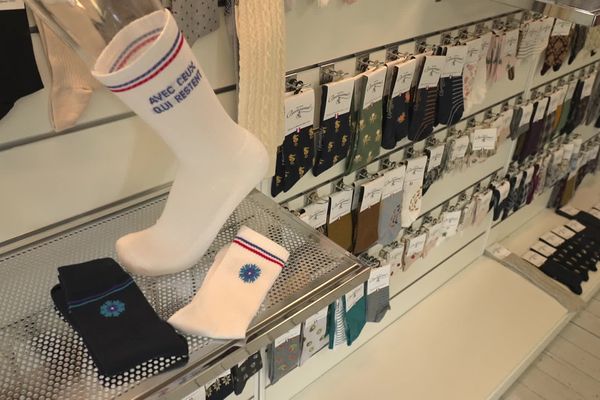 À l'occasion des commémorations du 8 mai 1945, jour de la capitulation du Troisième Reich, les chaussettes Broussaud vont mettre en vente des chaussettes serties du bleuet, symbole de victimes de guerre.