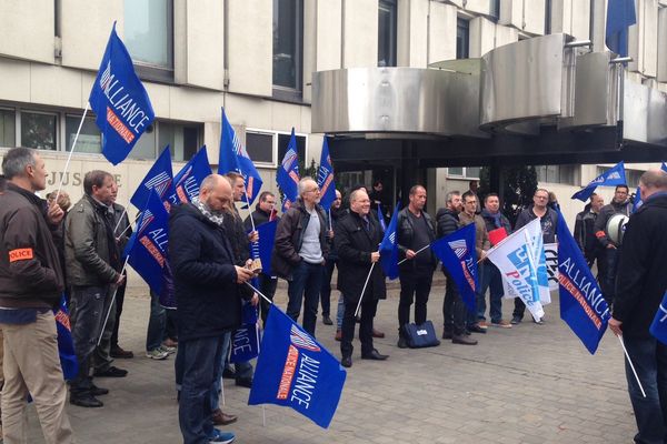 Ce mardi vers 13h, devant le Palais de justice de Lille.