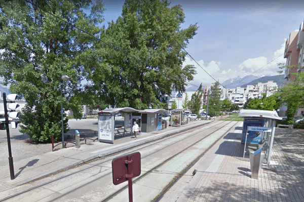 L'agression s'est produite devant l'arrêt de tram Les Granges. 