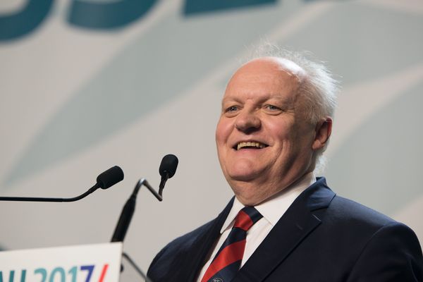 François Asselineau en meeting Porte de la Villette à Paris, le 26 mars 2017