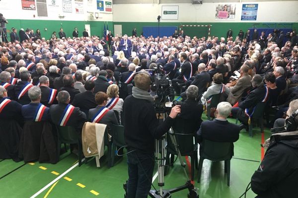 15 janvier 2019 :  plusieurs centaines de maires normands rassemblés autour d'Emmanuel Macron dans le gymnase de Grand-Bourgtheroulde (Eure)  pour le premier  Grand débat national 