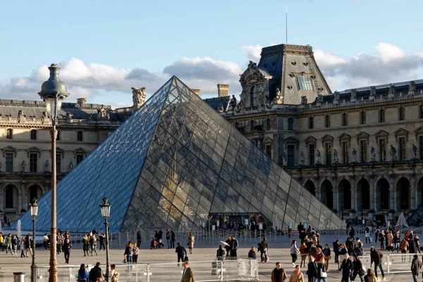 Le musée du Louvre, et sa célèbre pyramide (illustration).