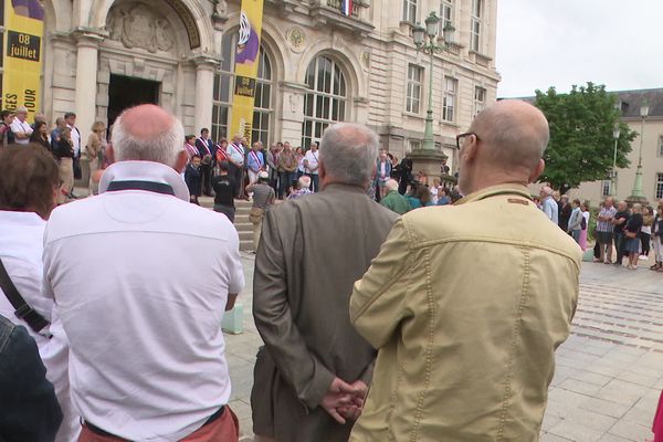 Plusieurs centaines d'élus et citoyens réunis pour demander un retour à la paix civile après les émeutes de ces derniers jours