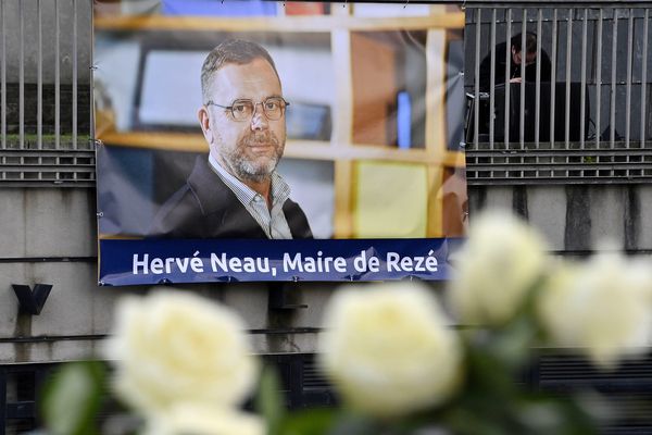 Le maire de Rezé, Hervé Neau, a été retrouvé mort ce vendredi 11 février, dans les locaux de la mairie. Ici sur l'image la cérémonie d'hommage en début de soirée.