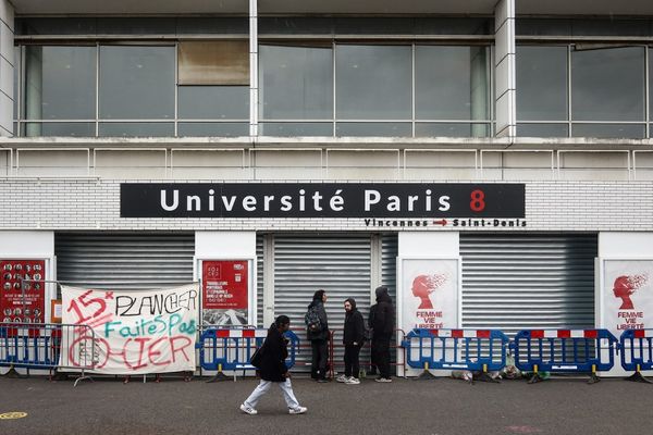 Des étudiants de l’institut d’enseignement à distance (IED) de Paris 8 protestent contre l'arrêt des examens à distance.