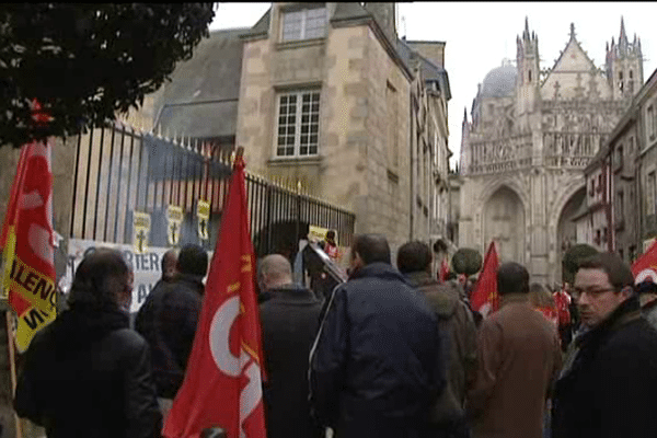 Les salariés de Carrrier, ce mardi matin, devant le tribuanl de commerce d'Alençon.