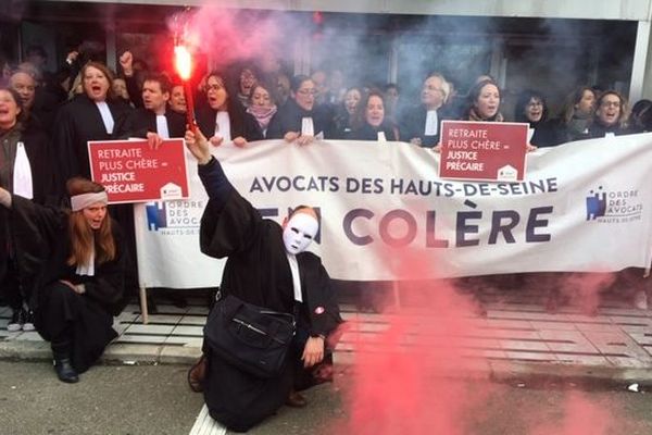 Plusieurs dizaines d'avocats ont bloqué l'entrée du Palais de justice de Nanterre (Hauts-de-Seine).