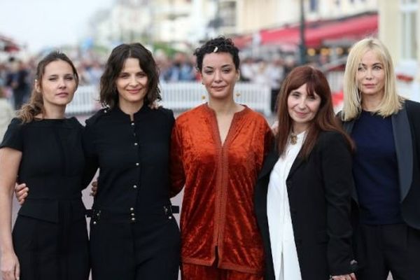 Virginie Ledoyen, Juliette Binoche, Loubna Abidar, Ariane Ascaride et Emmanuelle Beart ont ouvert la 30ème édition du festival romantique de Cabourg. 
