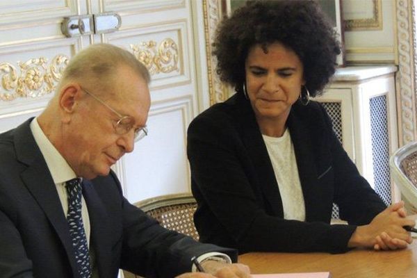 Sophie Elizéon avec le Défenseur des droits Dominique Baudis en octobre 2013 à Paris