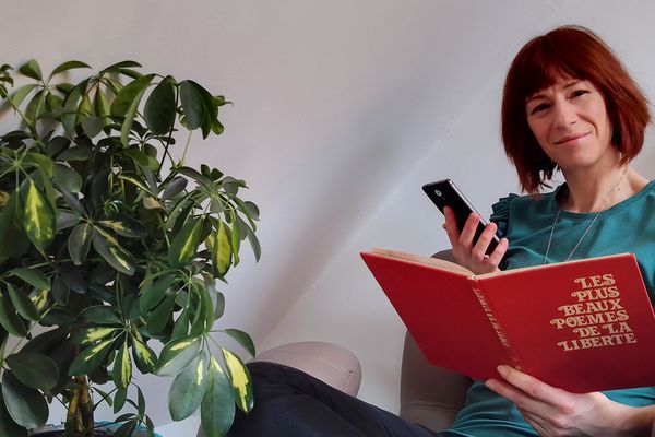 Aude Casteilla, comédienne de la compagnie Acaly à Soisson, propose des lectures de textes par téléphone durant la période de confinement 