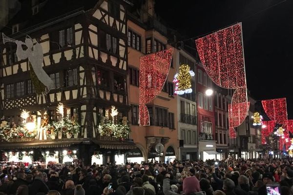 La foule entoure Chimène Badi et Anaïs Delva, lors des illuminations 2019.