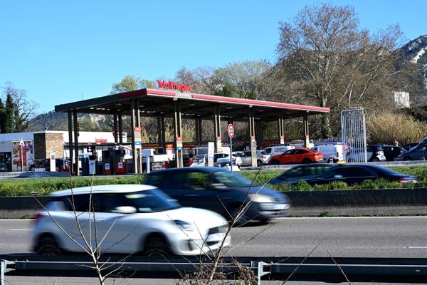 La sous-préfecture de Châteaubriant a annoncé, vendredi 20 septembre, l'abandon du projet de construction d'une aire de stationnement pour poids lourds à Vigneux-de-Bretagne, le long de la RN165. (Image d'illustration)