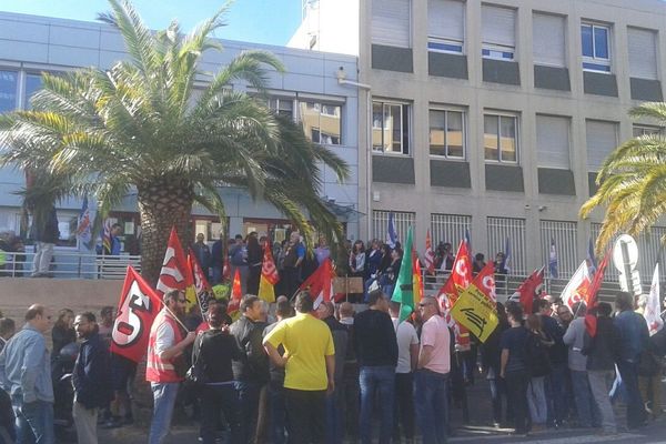 Le jeudi 2 juin 2016, une soixantaine d'agents des impôts de Perpignan manifestent devant leur centre des finances publiques. Ils sont en grève depuis 18 jours pour protester contre un plan de suppression d'emplois.