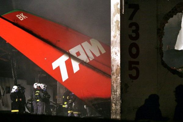 Les secours à Sao Paulo au Brésil, le 18 juillet 2007, au lendemain de l'accident d'un Airbus A320 de la compagnie TAM.