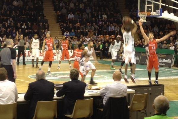 Teddy Gipson tentant un panier lors de la rencontre Limoges-Chalon, mardi 12 mars 2013