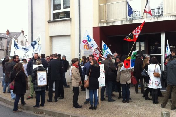 Les enseignants manifestent devant l'inspection académique, à Blois.