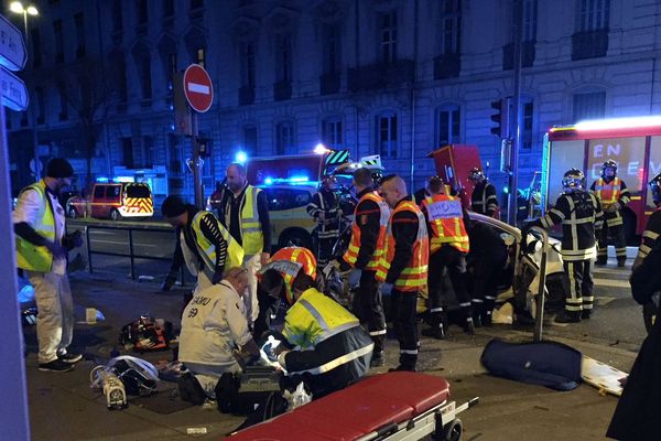 Le choc a été d'une violence inouie à ce carrefour .  