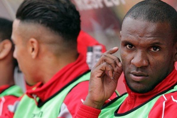 Le défenseur international français Eric Abidal a signé un contrat de deux ans à l'Olympiakos.