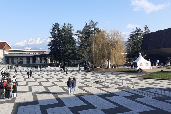 Le parvis de la bibliothèque des sciences et de l'amphithéâtre Weil sur le campus universitaire de Grenoble, le 24 janvier 2023.